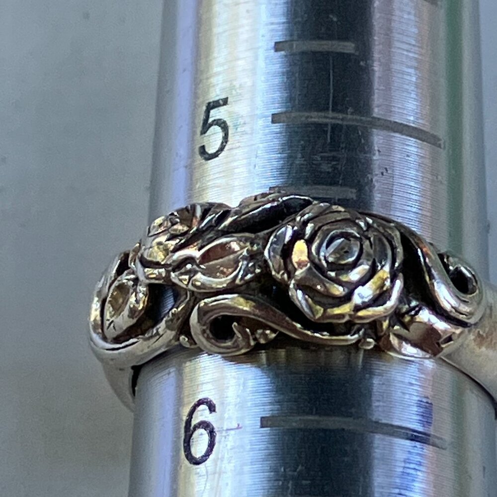 Exquisite Shube floral/roses sterling silver band ring